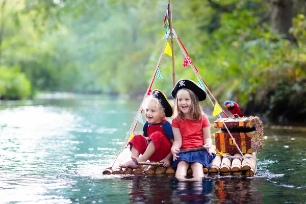 Niños Vestidos Con Trajes Piratas Sombreros Con Cofre Del Tesoro — Foto de Stock