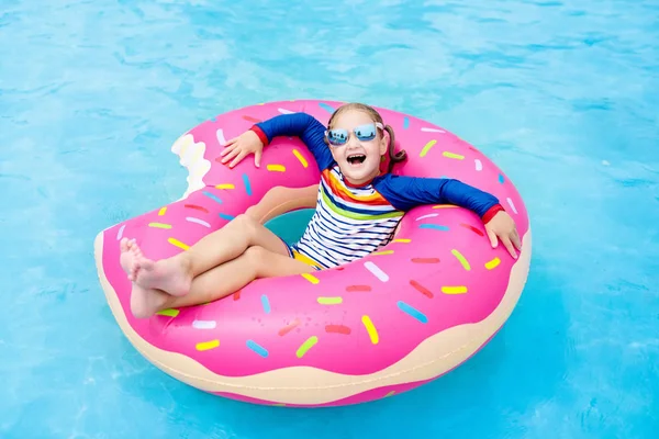 Barn Poolen Roliga Uppblåsbara Donut Float Ring Liten Flicka Lära — Stockfoto