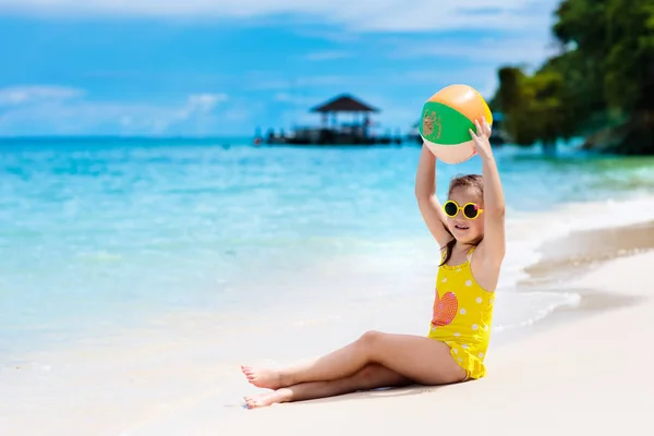 Tropik Plajda Top Oynayan Bir Çocuk Deniz Kıyısındaki Küçük Kız — Stok fotoğraf