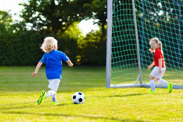 Bambini Giocano Calcio Sul Campo All Aperto Bambini Segnano Gol — Foto Stock