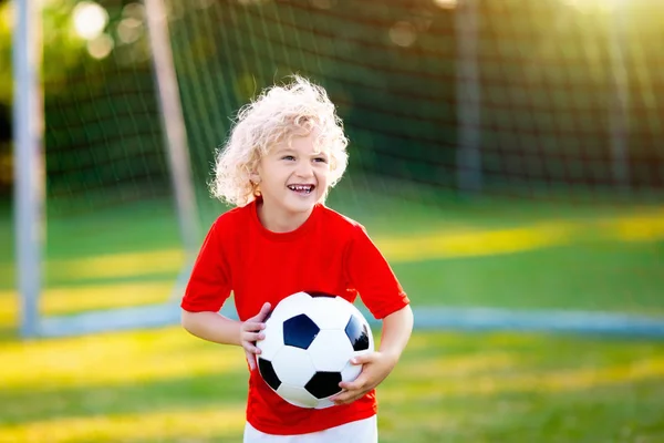 Kinder Spielen Fußball Auf Dem Außenplatz Kinder Schießen Beim Fußballspiel — Stockfoto