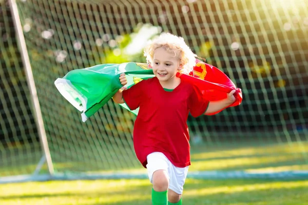 Bambini Giocano Calcio Sul Campo All Aperto Tifosi Portoghesi Con — Foto Stock