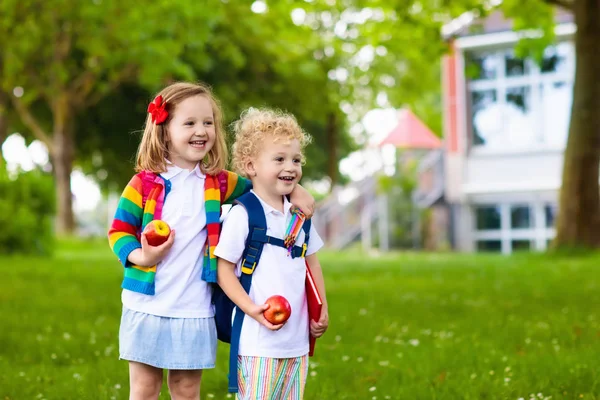 Kind Geht Zur Schule Jungen Und Mädchen Mit Büchern Und — Stockfoto