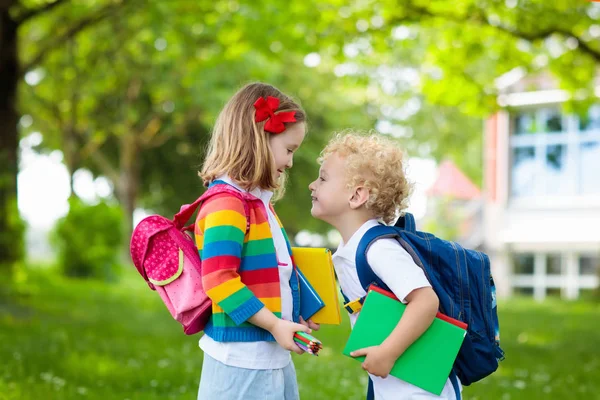 Barnet Går Skolan Pojke Och Flicka Med Böcker Och Pennor — Stockfoto