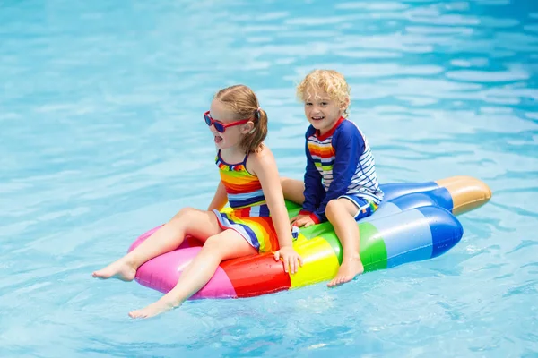 Niño Niña Helado Inflable Flotan Piscina Aire Libre Del Complejo —  Fotos de Stock