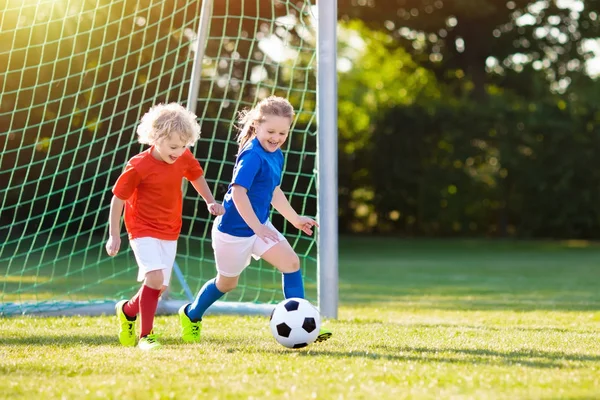 Dzieciaki Grają Piłkę Boisku Dzieci Zdobywają Gola Meczu Piłki Nożnej — Zdjęcie stockowe