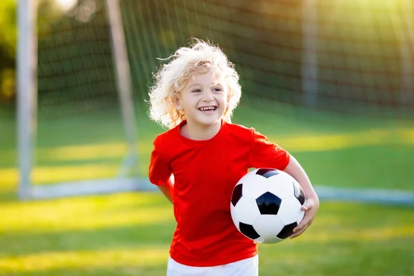 Bambini Giocano Calcio Sul Campo All Aperto Bambini Segnano Gol — Foto Stock