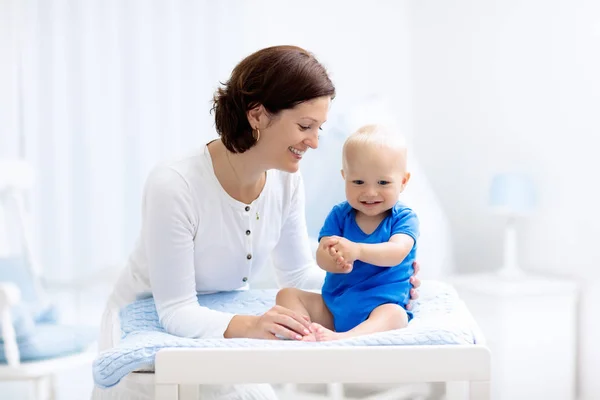 Mère Bébé Couche Sur Table Langer Maman Changeant Couche Sur — Photo