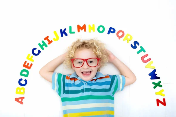 Feliz Niño Preescolar Aprendiendo Leer Escribir Jugando Con Letras Coloridas —  Fotos de Stock