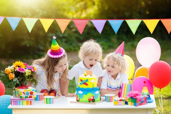 Los Niños Soplan Velas Pastel Cumpleaños Decoración Comida Para Fiestas —  Fotos de Stock