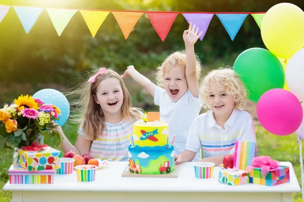 子供誕生日ケーキのろうそく 子供パーティー装飾や食品 男の子と女の子の弟の誕生日を祝います 交通機関や車の子供イベント テーマ プレゼントやお菓子と子供 — ストック写真