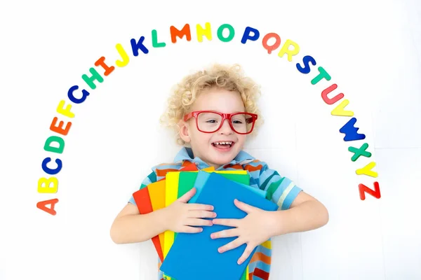 Szczęśliwego Przedszkola Dziecko Uczy Się Czytać Pisać Gry Kolorowych Liter — Zdjęcie stockowe