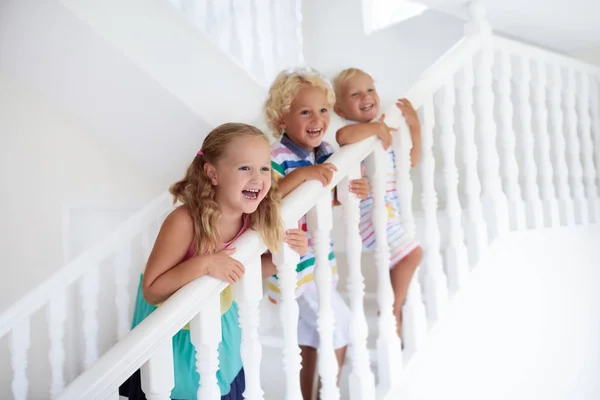 Niños Caminando Escaleras Casa Blanca Niños Jugando Una Escalera Soleada —  Fotos de Stock