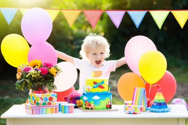 Fiesta Cumpleaños Niños Niño Soplando Velas Pastel Colores Jardín Decorado —  Fotos de Stock