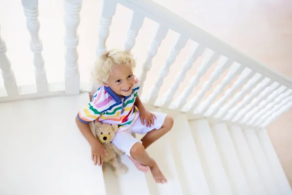 Kid Walking Stairs White House Little Boy Playing Sunny Staircase — Stock Photo, Image