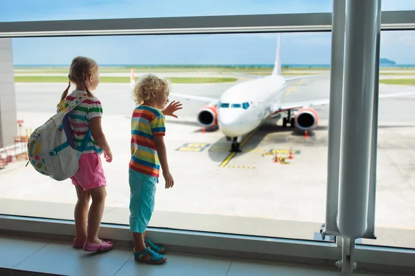 Miúdos Aeroporto Crianças Olham Para Avião Viajar Voar Com Criança — Fotografia de Stock