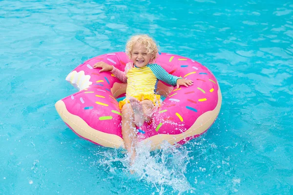 Kind Schwimmbad Auf Lustigem Aufblasbaren Donut Schwimmring Kleiner Junge Lernt — Stockfoto