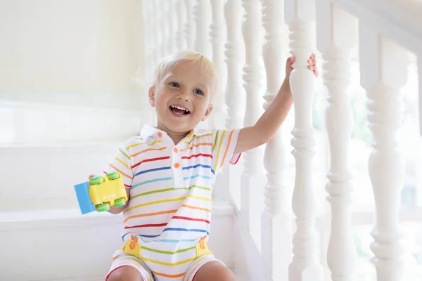 Ребенок Ходит Лестнице Белом Доме Мальчик Играет Солнечной Лестнице Семья — стоковое фото