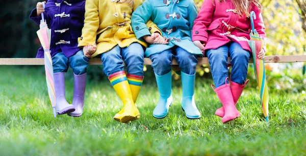 Группа Детей Дождевых Сапогах Красочная Обувь Детей Мальчики Девочки Радужных — стоковое фото