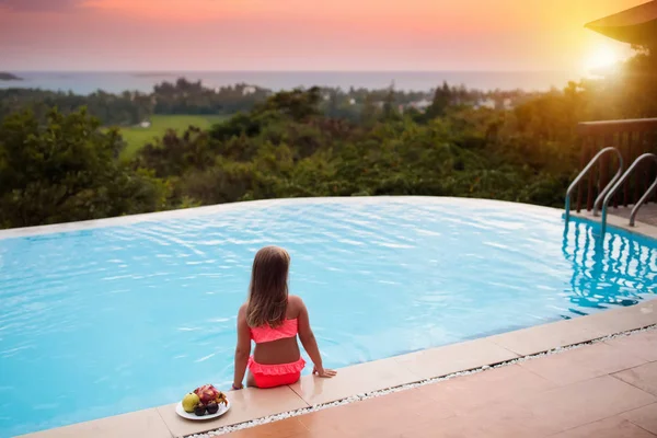 Niño Piscina Viendo Atardecer Orilla Del Mar Niña Mirando Océano — Foto de Stock