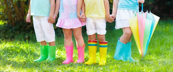 Kinderen Regenlaarzen Groep Kleuterschoolkinderen Kleurrijke Rubberen Laarzen Herfstjassen Schoeisel Voor — Stockfoto