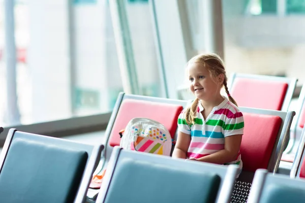 Miúdos Aeroporto Crianças Olham Para Avião Viajar Voar Com Criança — Fotografia de Stock