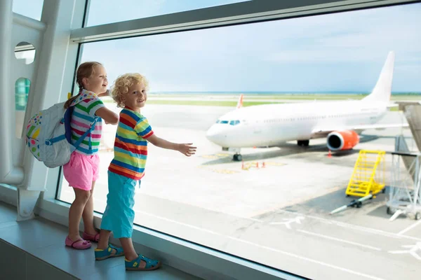 Bambini All Aeroporto Bambini Guardano Aereo Viaggiare Volare Con Bambino — Foto Stock