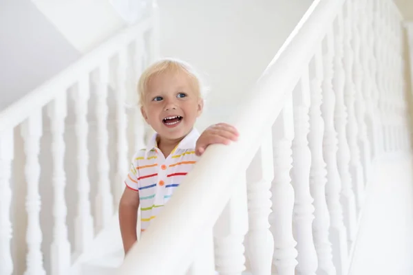 Kid Walking Stairs White House Baby Boy Playing Sunny Staircase — Stock Photo, Image