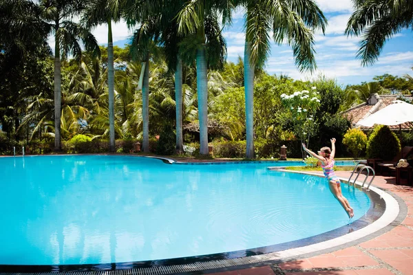 Niño Con Gafas Piscina Niña Aprendiendo Nadar Bucear Piscina Aire — Foto de Stock