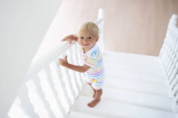 Niño Caminando Escaleras Casa Blanca Niño Jugando Una Escalera Soleada —  Fotos de Stock
