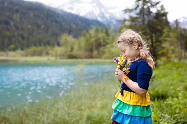 Kind Wandelen Bergen Van Alpen Kijken Prachtig Meer Kid Alpine — Stockfoto