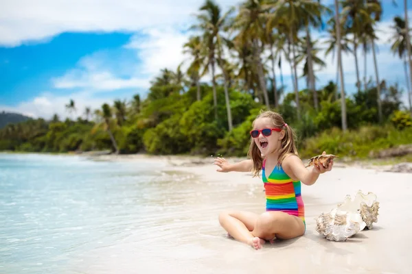 Barn Tropisk Strand Grabben Med Havsskal Kopplar Havets Strand Familjesemestern — Stockfoto