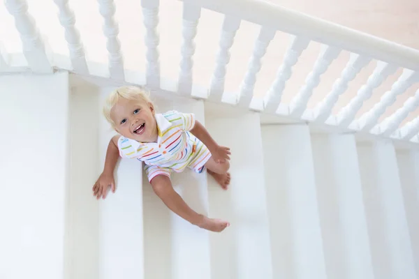 Niño Caminando Escaleras Casa Blanca Niño Jugando Una Escalera Soleada —  Fotos de Stock