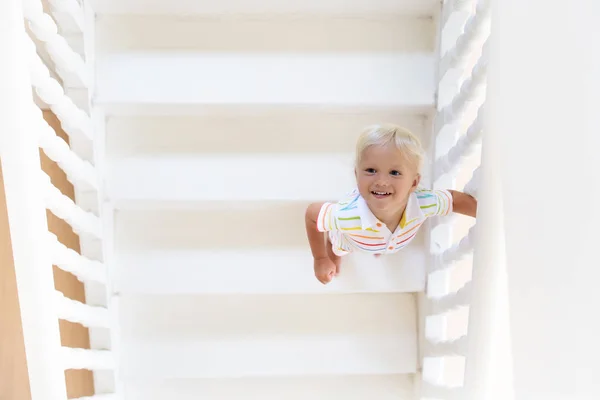 Niño Caminando Escaleras Casa Blanca Niño Jugando Una Escalera Soleada —  Fotos de Stock