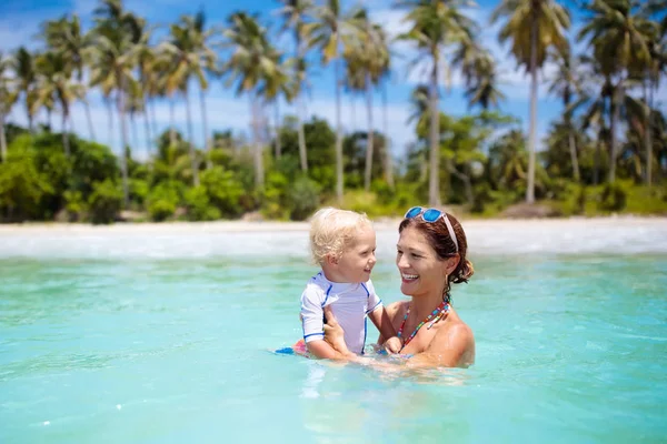 Mãe Bebê Praia Tropical Com Coqueiros Mãe Menino Nadando Brincando — Fotografia de Stock