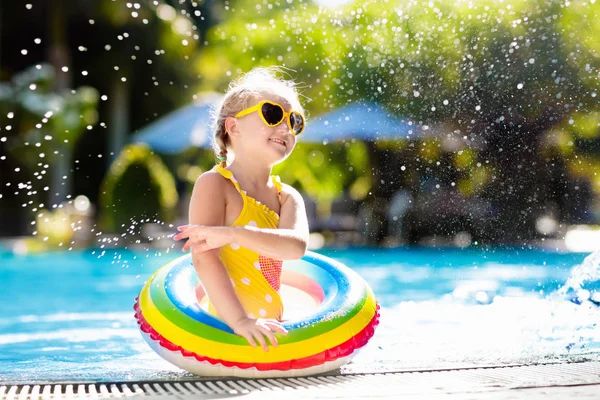 Criança Com Óculos Piscina Menina Aprendendo Nadar Mergulhar Piscina Exterior — Fotografia de Stock