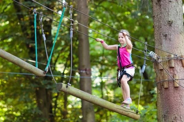 Kind Wald Erlebnispark Kinder Klettern Auf Einem Hochseilgarten Agility Und — Stockfoto