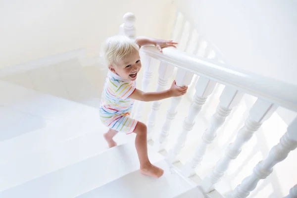 Niño Caminando Escaleras Casa Blanca Niño Jugando Una Escalera Soleada —  Fotos de Stock