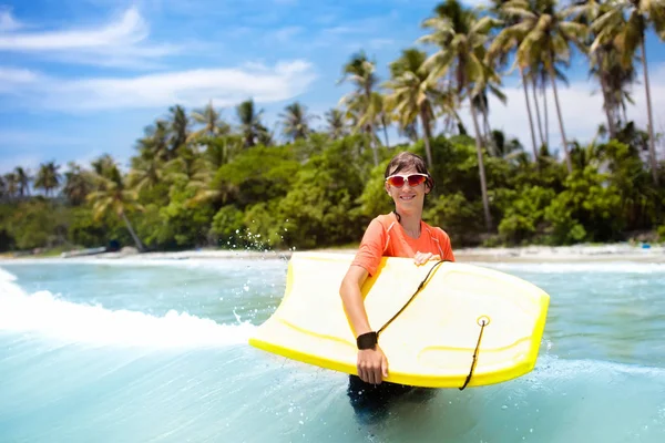 Tiener Jongen Surfen Tropisch Strand Azië Kind Surfplank Oceaangolf Actieve — Stockfoto