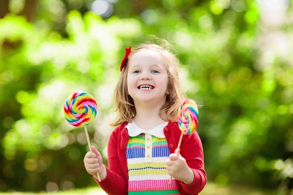 Büyük Renkli Lolipop Ile Sevimli Küçük Kız Çocuk Yemek Tatlı — Stok fotoğraf