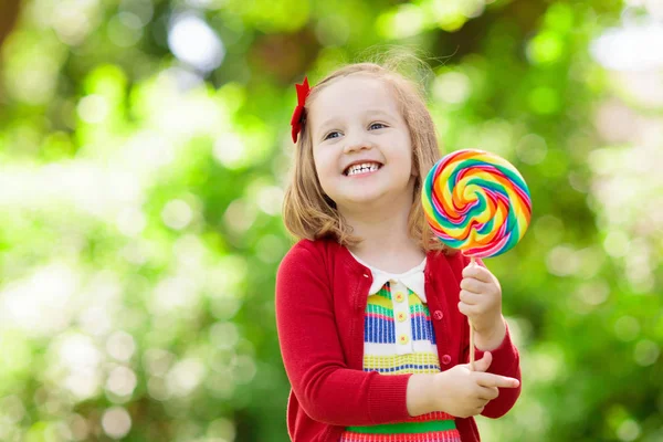 Söt Liten Flicka Med Stora Färgglada Lollipop Barn Äter Söt — Stockfoto