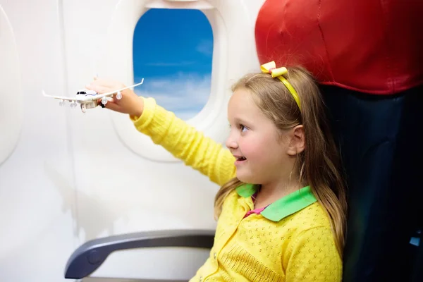 Niño Avión Niño Avión Sentado Asiento Ventana Entretenimiento Vuelo Para — Foto de Stock