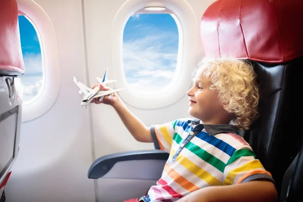 Niño Avión Niño Avión Sentado Asiento Ventana Entretenimiento Vuelo Para — Foto de Stock