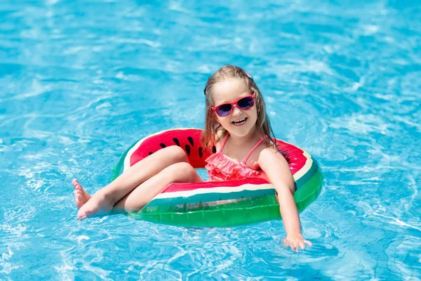 Criança Com Anel Inflável Melancia Piscina Menina Aprendendo Nadar Piscina — Fotografia de Stock