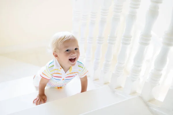 Kid Walking Stairs White House Baby Boy Playing Sunny Staircase — Stock Photo, Image