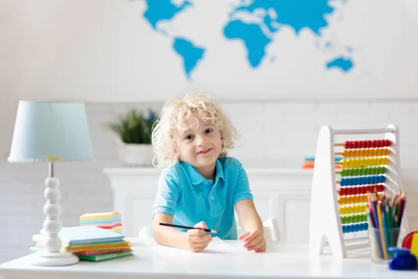 Niño Haciendo Deberes Casa Niño Pequeño Con Ábaco Colorido Madera — Foto de Stock