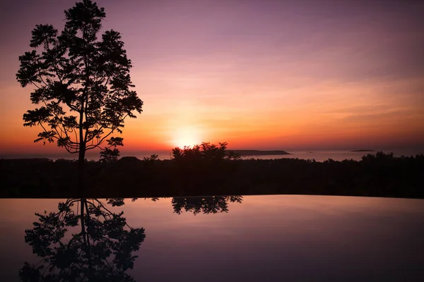 日落时的热带度假胜地无限池 亚洲海滩的室外游泳池的水中的太阳反射 浪漫的晚上位置和设置 日出在异国风情的大海 — 图库照片