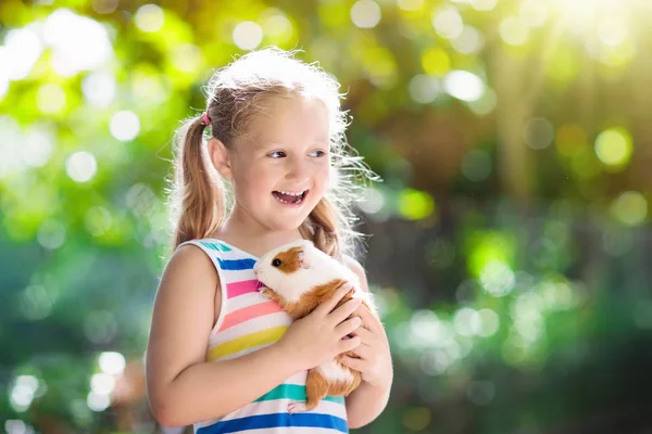 Child Playing Guinea Pig Kids Feed Cavy Animals Little Girl — Stock Photo, Image
