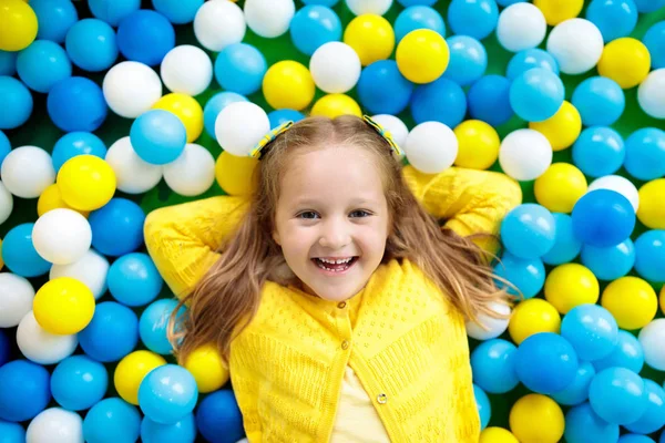 Criança Brincar Campo Bolas Brinquedos Coloridos Para Crianças Jardim Infância — Fotografia de Stock