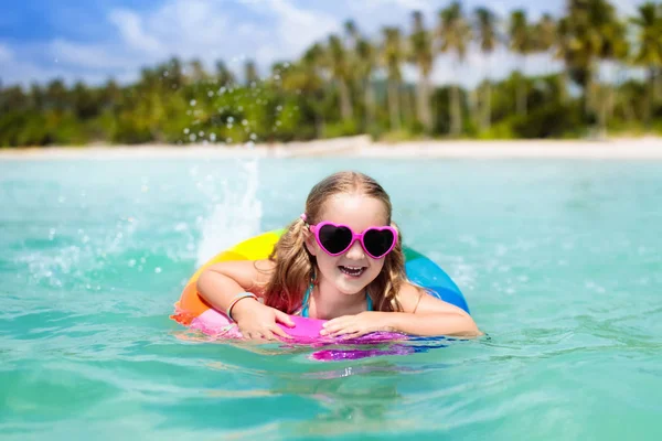 Criança Com Anel Inflável Praia Bonita Menina Nadando Mar Exótico — Fotografia de Stock